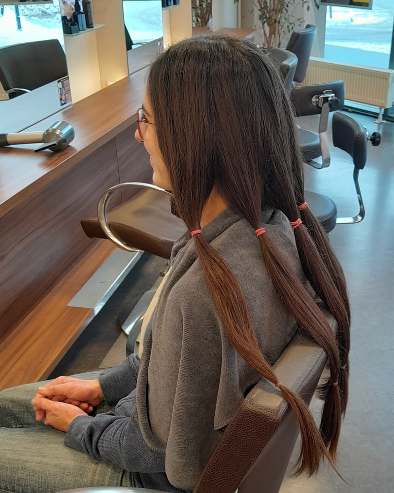 Foto-von-den-Haaren-einer-Kundin-die-für-eine-Haarspende-vorbereitet-werden Foto-von-den-Haaren-einer-Kundin-die-für-eine-Haarspende-vorbereitet-werden