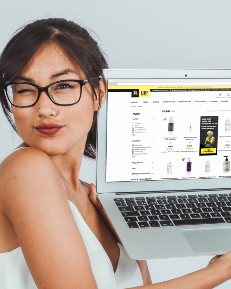 KLIPP Onlineshop Frau zeigt Laptop in die Kamera