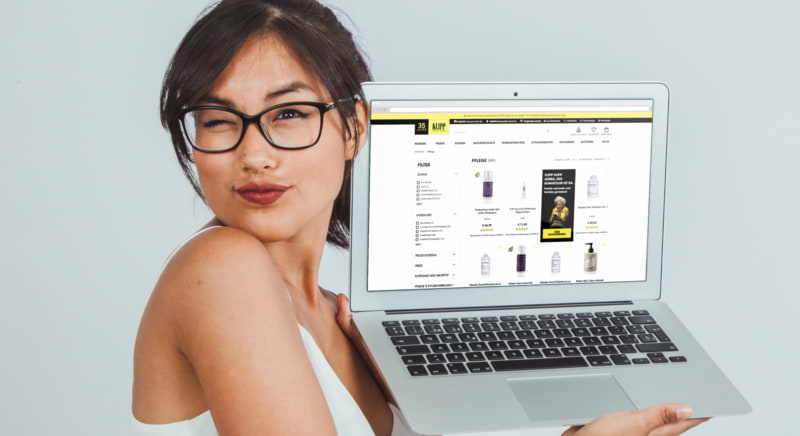 klipp-onlineshop-Werbefoto-von-Frau-in-weiß-am-Laptop--präsentiert klipp-onlineshop-Werbefoto-von-Frau-in-weiß-am-Laptop--präsentiert