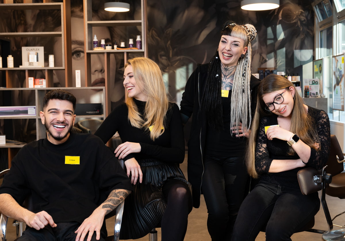 Lachende-Klipp-Mitarbeiter-im-Salon Lachende-Klipp-Mitarbeiter-im-Salon