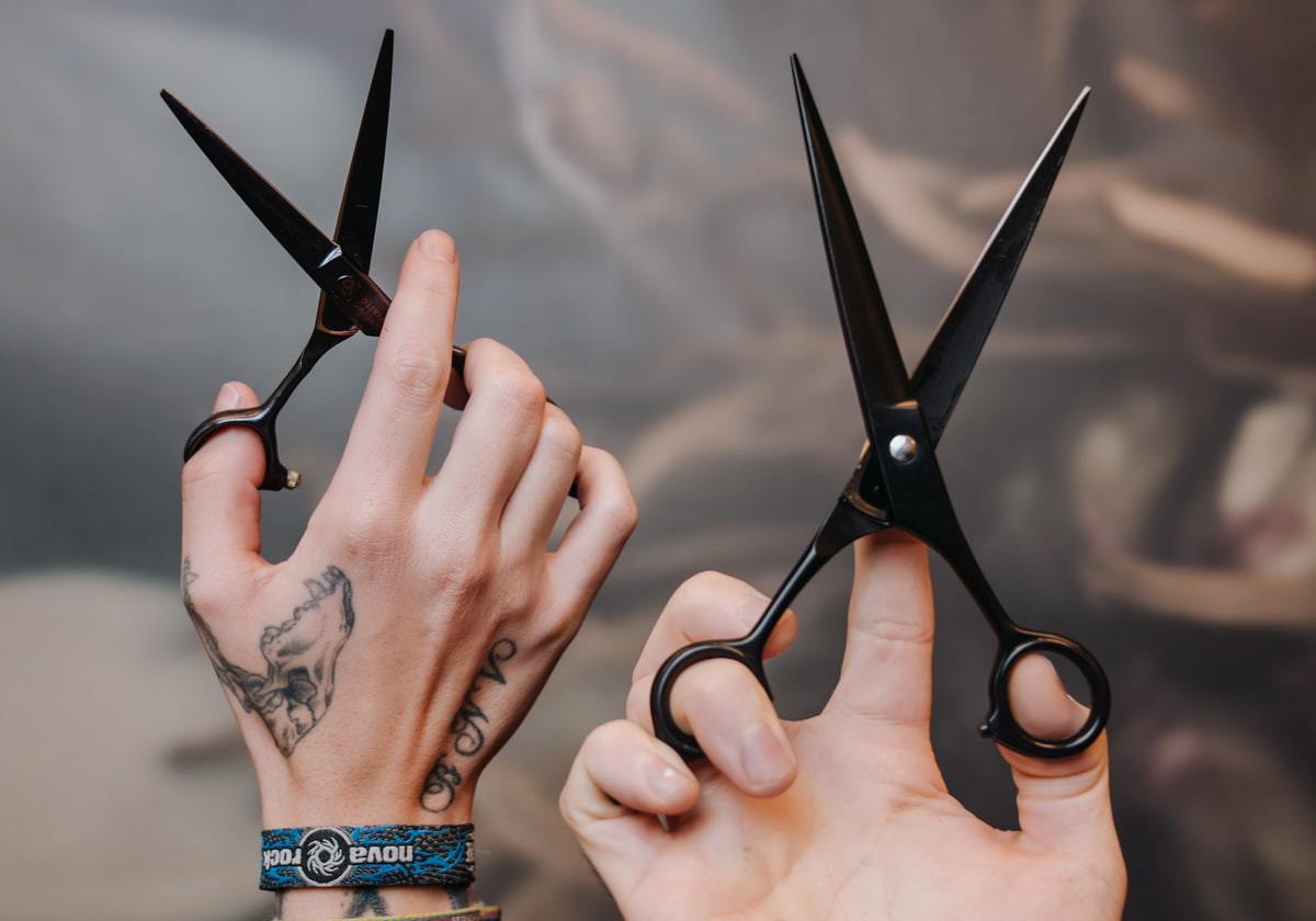 KLIPP Salon Zwei Hände die Scheren halten