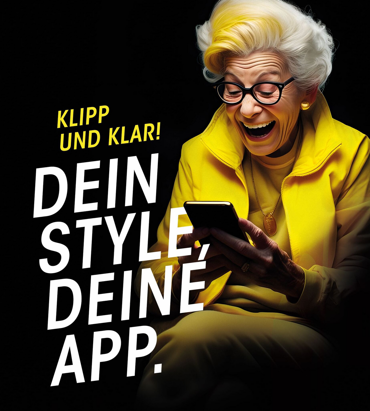 Lachende-ältere-aufs-Handy-blickende-Frau-daneben-ein-Spruch-mit-Klipp-und-klar-dein-Style-deine-App Lachende-ältere-aufs-Handy-blickende-Frau-daneben-ein-Spruch-mit-Klipp-und-klar-dein-Style-deine-App