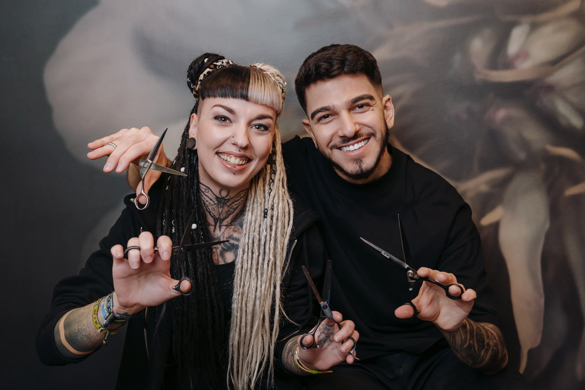 KLIPP Team Ein Mann und eine Frau freuen sich